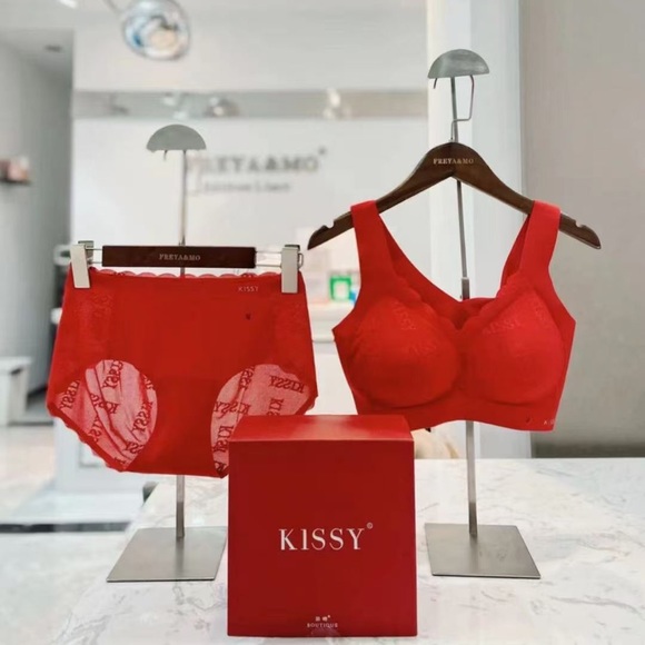KISSY Patented  Wireless and Seamless Bra Set/Red - Picture 1 of 6